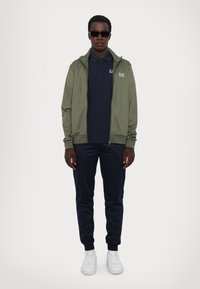 EA7 Emporio Armani TRAIN CORE SUIT - Treningas - green/blue