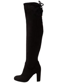 Botas negras de ante hasta la rodilla con tacón grueso, con puntera redondeada y detalles de encaje en la parte superior. Textura suave.