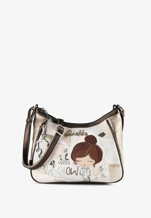 Piccola borsa bianca e bronzo con una ragazza in stile cartone animato, logo "Anekke" e la scritta "In love with knowledge" sul davanti.