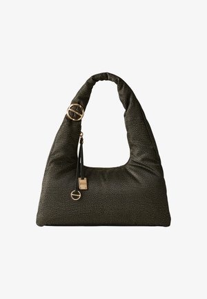 Borsa verde con trama, con una tracolla curva, dettagli in oro e una targhetta decorativa. Presenta una superficie morbida e soffice e una forma asimmetrica.