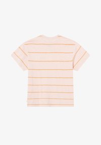 T-shirt rosa chiaro a maniche corte con strisce orizzontali arancioni, scollo a girocollo e texture in tessuto morbido. La vista posteriore mostra un design semplice.