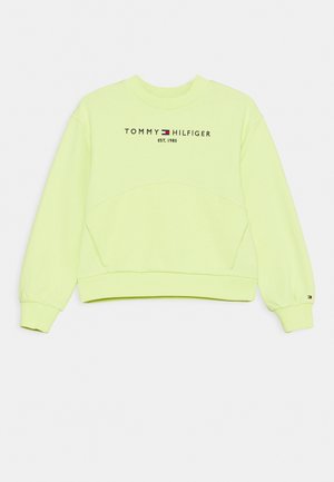 Jasnozielony sweatshirt z okrągłym dekoltem, ribbowanymi mankietami i dolnym hemem. Z przodu posiada haft: "TOMMY HILFIGER EST. 1985."
