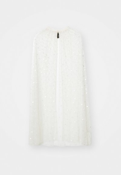 Capa blanca transparente con un escote fruncido, adornada con lentejuelas plateadas dispersas, que presenta una abertura central de arriba abajo.