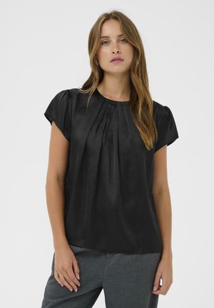 Blouse en satin noir avec des manches courtes bouffantes, un design plissé à l'avant et un col rond. Texture lisse avec un éclat subtil.