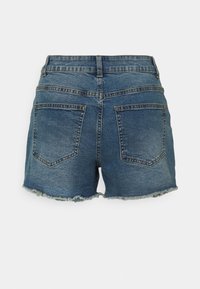 Jeans-Shorts in einem mittleren Blauton, mit einem ausgefransten Saum, zwei Gesäßtaschen und einem klassischen 5-Taschen-Design.