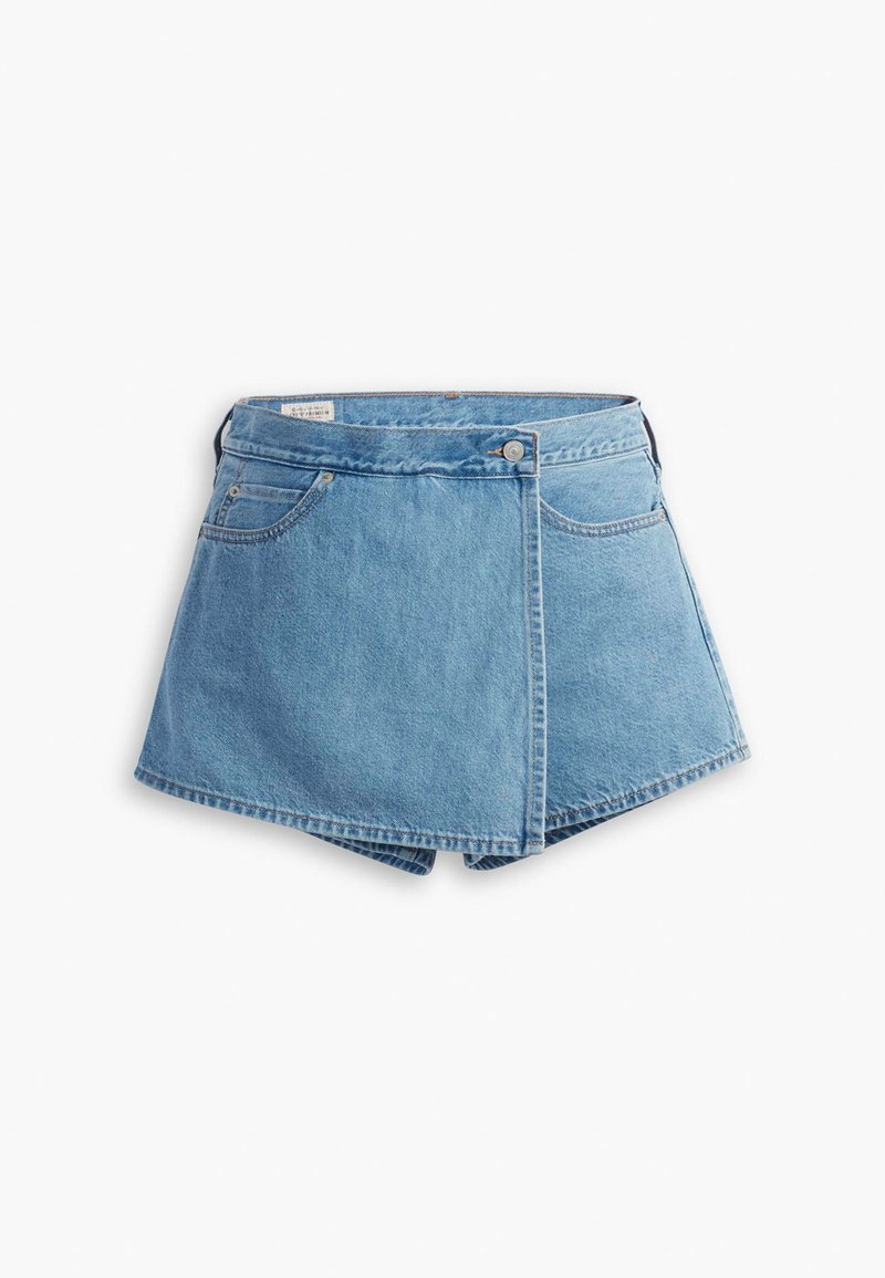 Pantalones cortos de denim en azul claro, con un diseño envolvente, bolsillos frontales y un cierre de botón de metal. Textura suave con bordes cosidos.