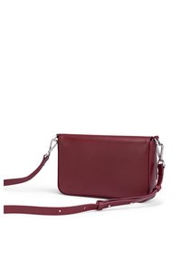 Bordeauxrote Leder-Umhängetasche mit glatter Oberfläche, ausgestattet mit einem abnehmbaren Riemen und silbernen Hardware-Akzenten. Kompakte, rechteckige Form.