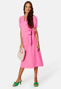 Bubbleroom V-NECK WRAP COTTON MIDI DRESS - Denní šaty - pink