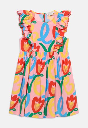 Rózsaszín ujjatlan ruha fodros vállrésszel, színes absztrakt virág- és csavart mintákkal, piros, sárga, zöld és kék színekben.