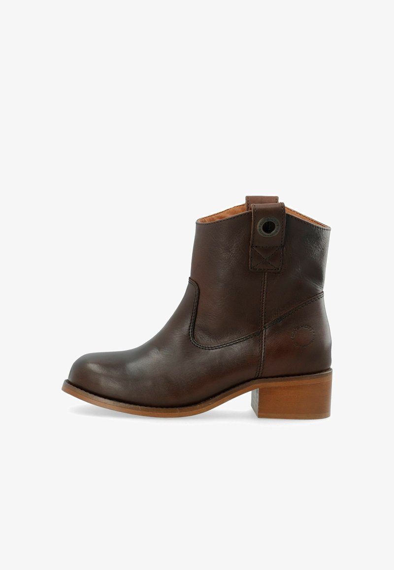 Musta ruskea nahkasaapas nilkkamallissa, jossa on puinen lohkoheel, vetotappi metallisella reikäreikällä ja hienovaraisia ompeluyksityiskohtia.