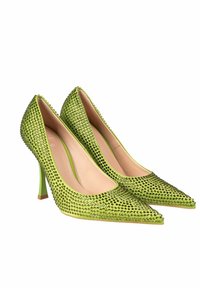 Zapatos de tacón alto verdes cubiertos de pequeñas tachuelas, con punta afilada y tacón stiletto delgado. Forro interior suave sin patrón.