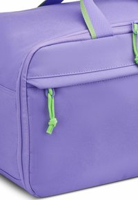 Sac isotherme violet avec accents verts, présentant un tissu texturé, une poche zippée et des cordons décoratifs pour une fermeture facile.