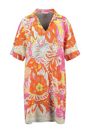 Luźna sukienka z krótkim rękawem i dekoltem w serek, ozdobiona dużymi wzorami kwiatowymi w kolorach pomarańczowym, różowym, żółtym i białym na jasnym tle.