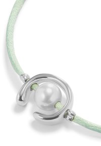 Collar de metal plateado con una perla blanca central, que presenta un cordón retorcido de color verde menta y elegantes acentos circulares.