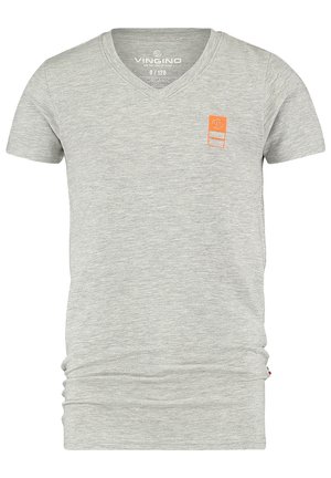 Hellgraues T-Shirt mit kurzem Arm und V-Ausschnitt, mit kleinem orangefarbenem Logo-Patch auf der linken Brust, aus Bio-Baumwolle, Größe 8/128.