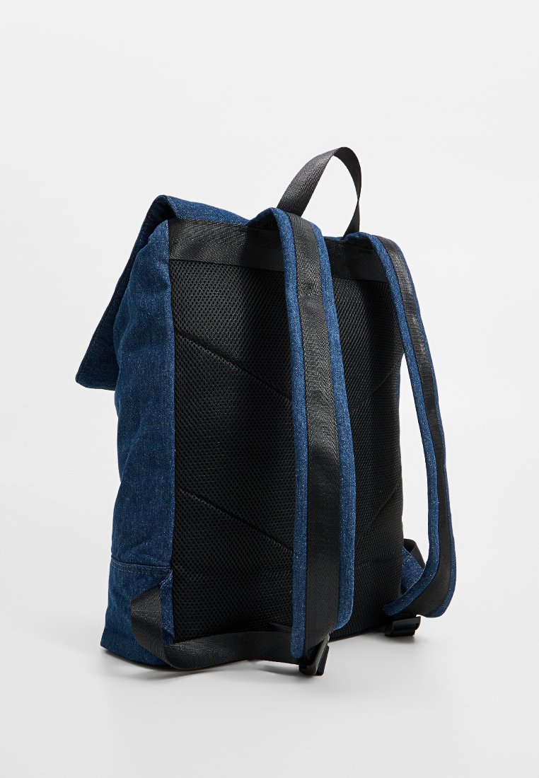 Blauwe stoffen rugzak met een gestructureerde zwarte mesh achterkant, gladde zwarte schouderbanden en een gestructureerde vorm met diagonale naden.