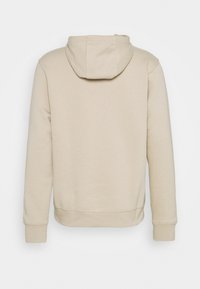 Sweat à capuche beige à manches longues avec capuche, poignets et ourlet côtelés, présenté de dos sur un fond blanc uni.