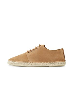 Brune ruskinds espadrilles med rund tå, snørebånd og en vævet jutesål. Glat tekstur og minimalistisk design.