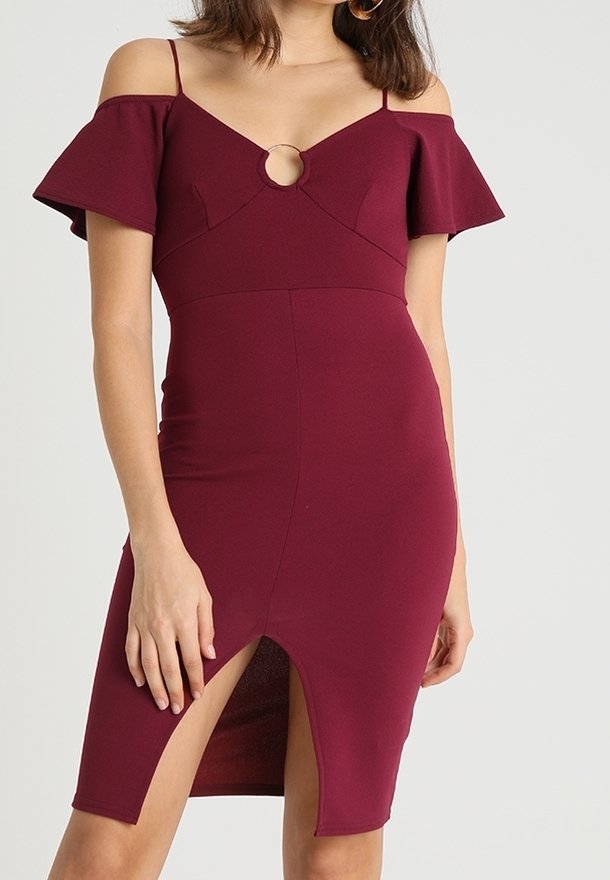 Burgundská off-shoulder šaty s krátkými volánovými rukávy, klíčovou výřezem vpředu a rozparkem až ke stehnům. Vyrobeny z elastického materiálu, který se dobře přizpůsobí postavě.