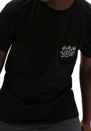 Camiseta de algodón negra con un pequeño gráfico blanco en el lado izquierdo del pecho que dice "VANS" y diseños abstractos. Ajuste estándar, mangas cortas.