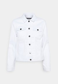 Chaqueta de mezclilla blanca con mangas largas, botones de metal negro en el frente y dos bolsillos en el pecho con solapas y cierres de botón.