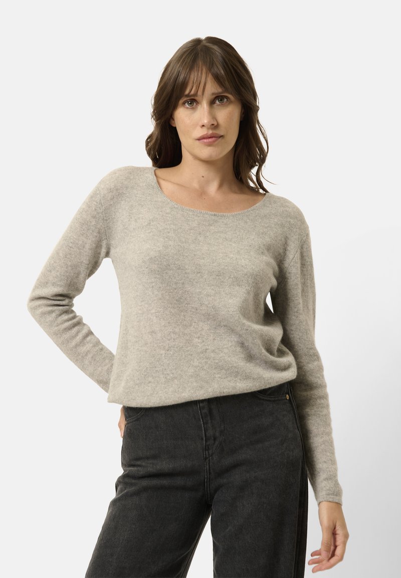 Maglione grigio chiaro a maniche lunghe realizzato in un morbido misto lana, con scollatura a barchetta e vestibilità comoda. Abbinato a jeans neri.