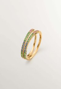 Pendientes de aro dorados que presentan tres filas de piedras preciosas multicolores: verde, azul y rosa, en un diseño de banda texturizada.