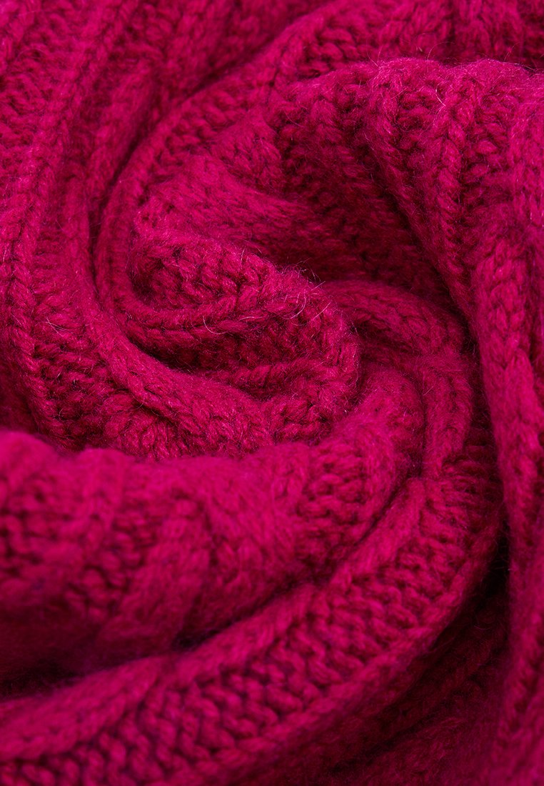 Dicker, gestrickter Schal in lebhaftem Fuchsia. Verfügt über ein strukturiertes Kabelmuster, mit weichen, plüschigen Fasern, die zu einer spiralförmigen Form gerollt sind.