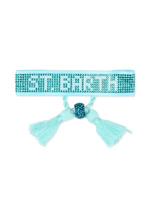 Turkusowa bransoletka z materiału z kryształkami tworzącymi napis "ST. BARTH" oraz dwoma skręconymi frędzlami związanymi niebieskim kryształkiem.