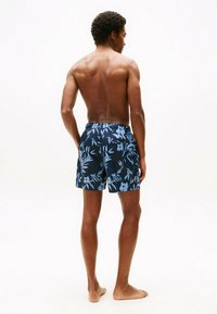 Marineblaue Schwimmshorts mit hellblauem Blumenmuster, elastischem Bund und ohne Taschen, entworfen für eine enganliegende Passform.