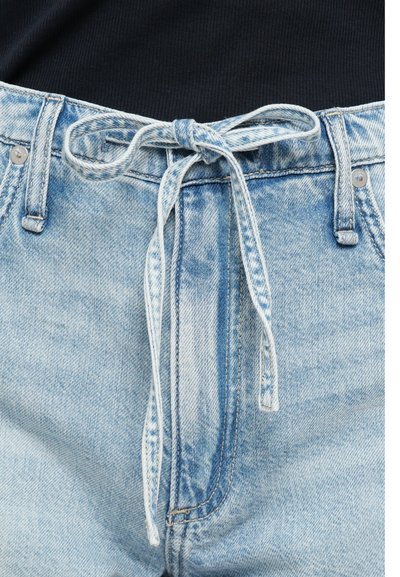Pantalons en denim bleu clair avec un cordon de serrage à la taille, finition texturée et quincaillerie en métal aux poches avant.