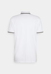 Polo blanc à manches courtes avec des bordures noires et beiges sur le col et les bords des manches, vu de dos.