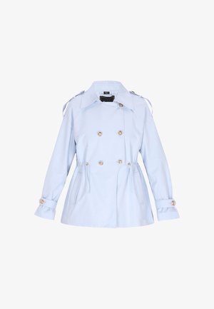 Jasnoniebieski trencz wykonany z wodoodpornego materiału. Posiada podwójne zapięcie z przodu, złote guziki, regulowany pas oraz mankiety z paskiem.