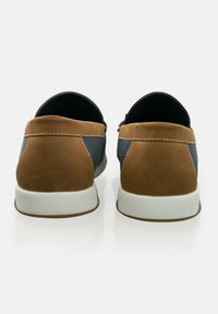 Zapatos slip-on de ante marrón y cuero azul con suela de goma blanca. Presentan un acabado suave y un detalle de costura en contraste en el talón.