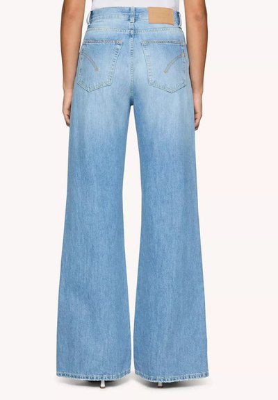 Jeans a gamba larga di colore blu chiaro realizzati in denim. Tra le caratteristiche ci sono ampie tasche posteriori, cuciture a contrasto e una vita liscia.