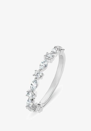 Silberner Ring mit abwechselnd runden und mandelförmigen klaren Edelsteinen, die entlang des Rings auf einem weißen Hintergrund gesetzt sind.