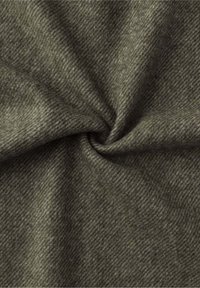 Strukturert, grønnlig-grått stof med en herringbone mønster, blødt uldblandingsstof der viser en let glans og folder, der indikerer drapering og fleksibilitet.
