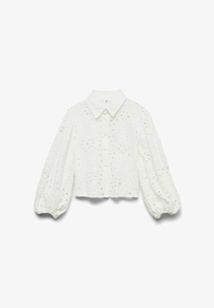 Blouse blanche à manches longues avec broderie florale en œillet, boutonnée sur le devant, manches bouffantes avec poignets élastiques et col pointu, taille moyenne.