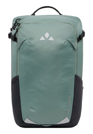 Grüner strukturierter Rucksack mit schwarzen Akzenten, Tragegriff oben und verstellbaren Riemen. Verfügt über ein Logo und Seitentaschen für zusätzlichen Stauraum.