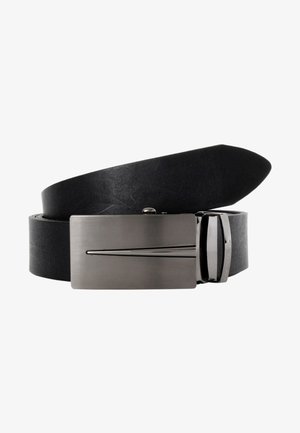 Schwarzer Leder Gürtel mit einer matten silbernen Schnalle, die ein gerades Linien Design aufweist. Der Gürtel hat eine glatte Textur und ein zulaufendes Ende.