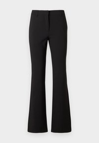 Pantalon évasé noir en tissu lisse, présentant un pli frontal, des passants de ceinture et une coupe ajustée. Design épuré sans motifs visibles.