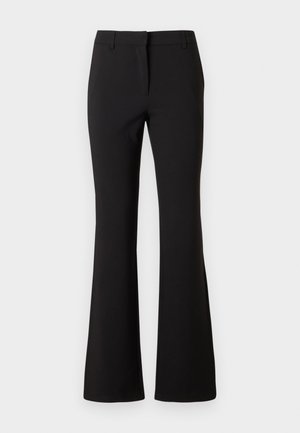 Pantalon évasé noir en tissu lisse, présentant un pli frontal, des passants de ceinture et une coupe ajustée. Design épuré sans motifs visibles.