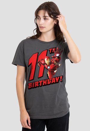 Graues T-Shirt mit einem lebhaften Iron Man-Graphic, großem "11." in Rot und "GEBURTSTAG!" in fetter schwarzer Schrift. Kurze Ärmel, Baumwollmaterial.