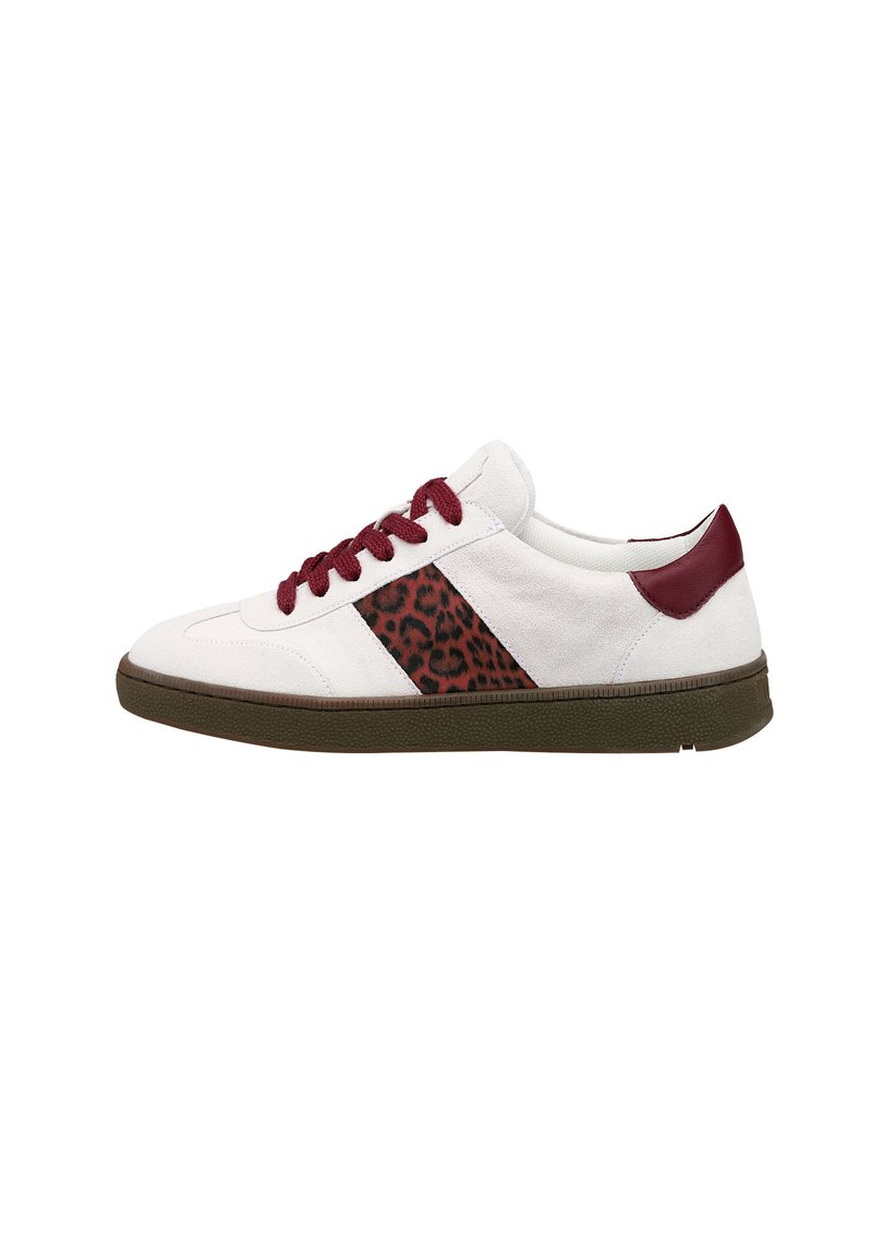 Sneaker bianco con accenti bordeaux, caratterizzato da una striscia leopardata e una suola in gomma testurizzata. Anche i lacci sono bordeaux.