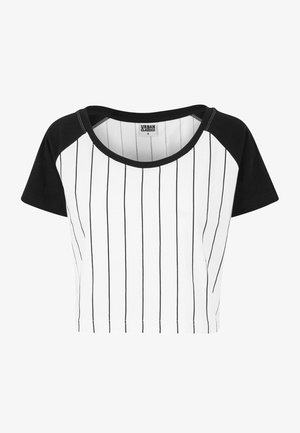 Čierno-biely skrátený tričko s vertikálnymi pruhmi, krátkymi raglánovými rukávmi a okrúhlym výstrihom, vyrobené z jemnej látky.