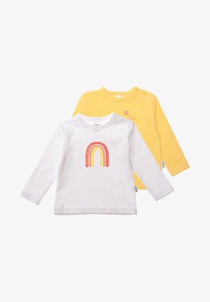 Zwei Langarm-T-Shirts: eines weiß mit einem Regenbogen-Graphic und eines gelb mit pinken Sternakzenten. Hergestellt aus weichem Baumwollstoff.