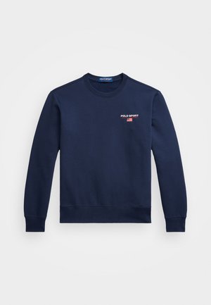 Tengerészkék pulóver, kerek nyakkal, hosszú ujjakkal és bordás mandzsettával. A mellkasán egy kis "POLO SPORT" logó található, amerikai zászló kiegészítéssel.