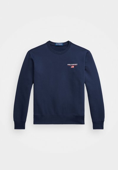 Sweatshirt azul marinho com gola redonda, mangas longas e punhos canelados. Apresenta um pequeno logótipo "POLO SPORT" com um detalhe da bandeira americana no peito.