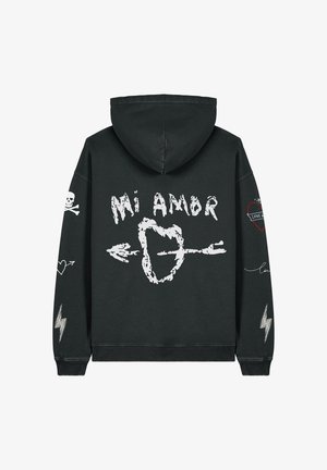 Felpa nera con cappuccio caratterizzata da una grande stampa grafica bianca con la scritta "Mi Amor" e una freccia attraverso un cuore, teschi, cuori e accenti di fulmine.