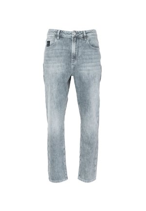 Šviesiai skalbti džinsai su tiesiais kirpimais, kontrastingos siūlės, penki kišenės ir sagų uždarymas juosmens srityje.